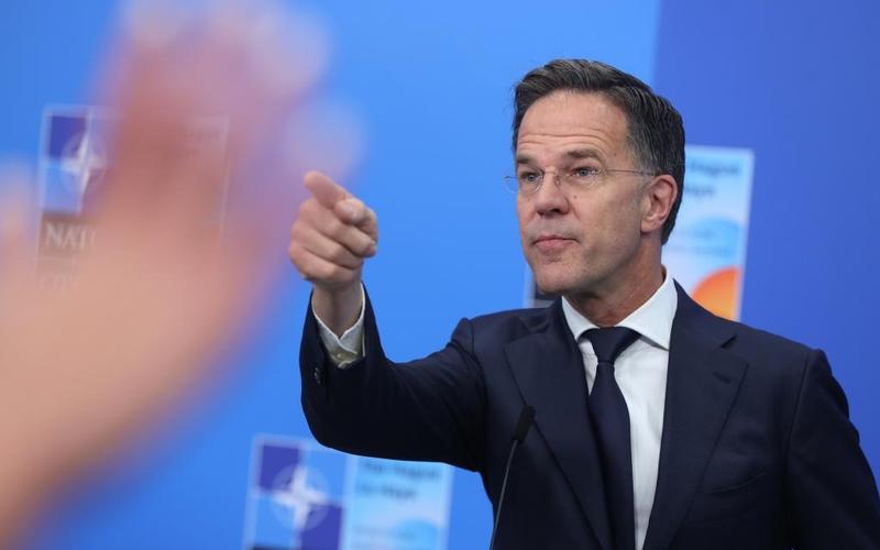 ▲6月25日，在荷兰海牙，北约秘书长吕特在北约峰会期间对媒体记者讲话。图/新华社