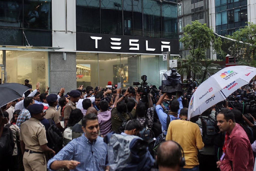 7月15日，印度孟买特斯拉展厅外人头攒动。