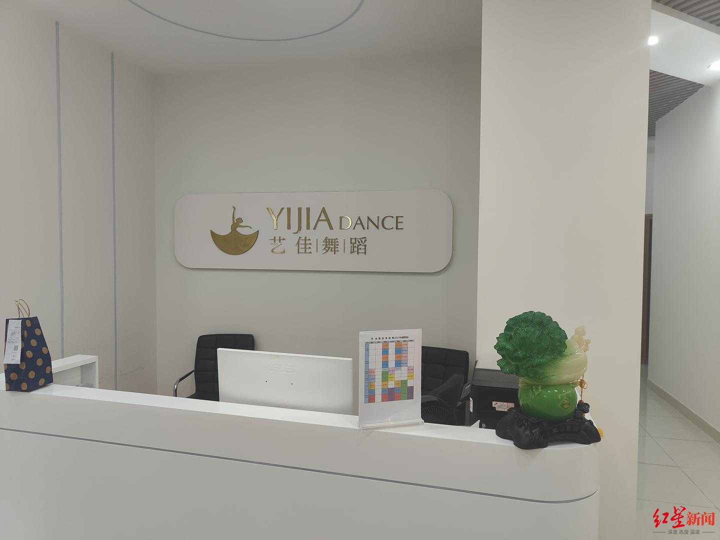 培训机构占通道设前台还上锁，隔壁业主：受其影响停租半年，已提起诉讼