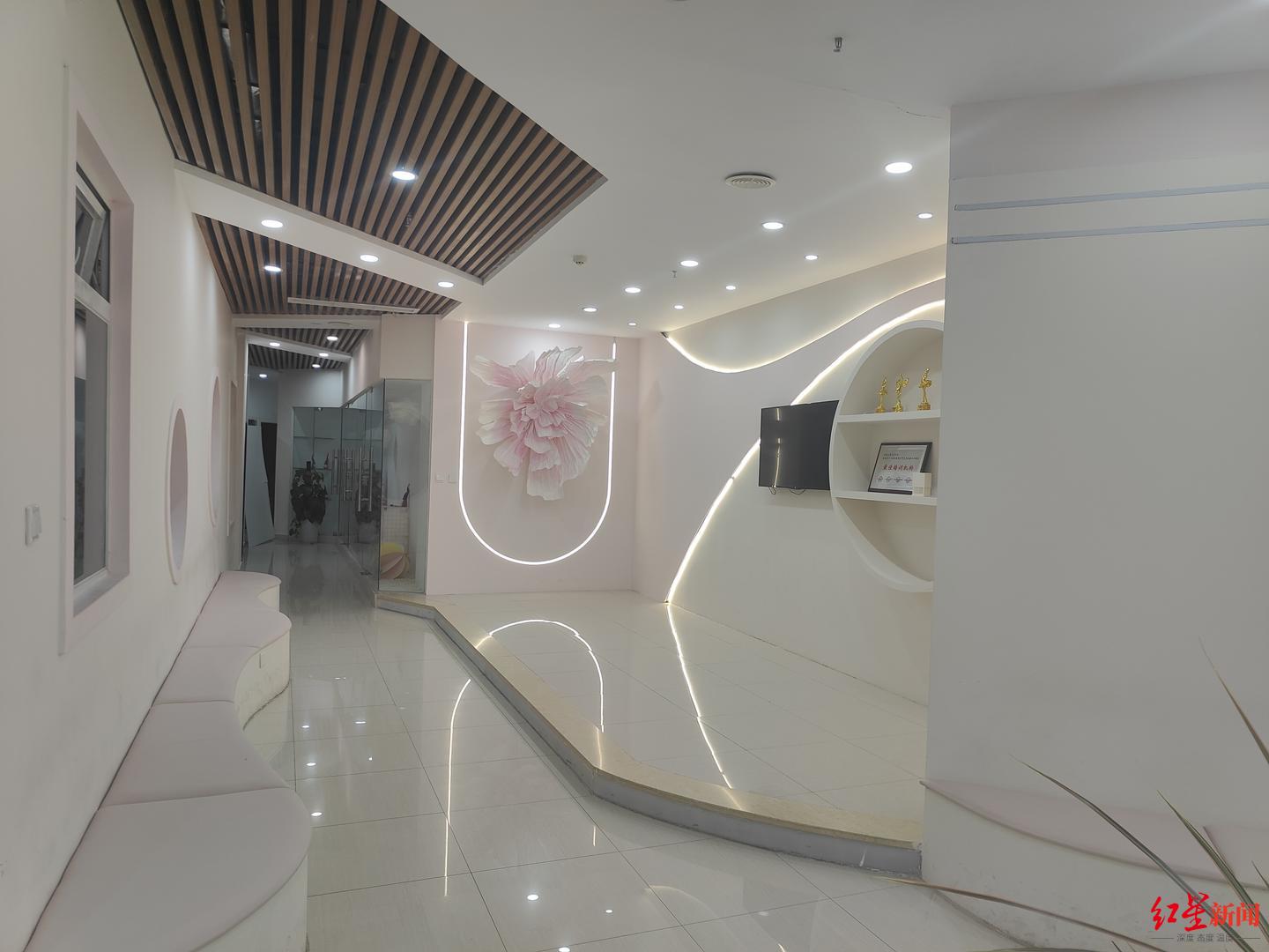 ▲共用通道内搭建的座椅及玻璃展示柜