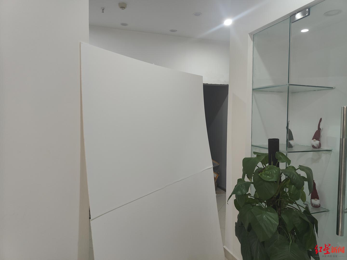 ▲被白色塑料板挡住的203商铺