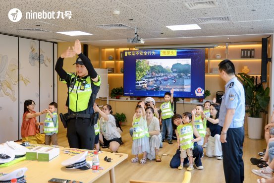 “小交警”上岗，爸妈变“新手司机”