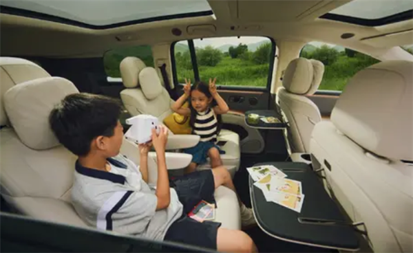 一招鲜吃遍天！理想i8最新内饰官图发布：依旧冰箱彩电大沙发