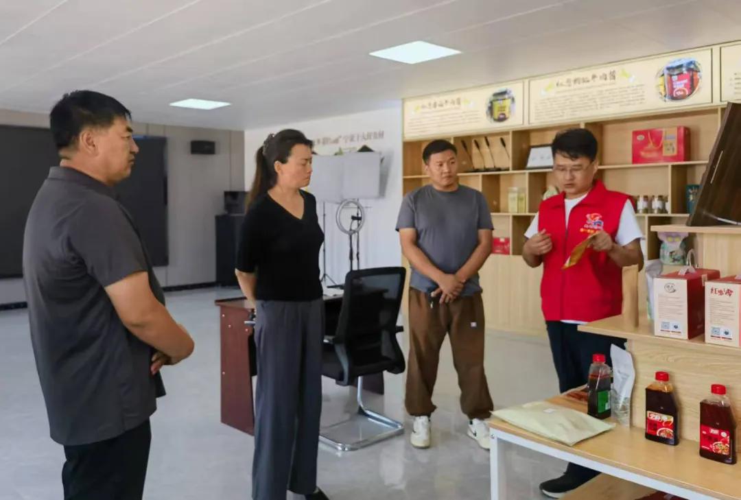 自治区供销社市场调研组到田老庄乡考察农特产品。