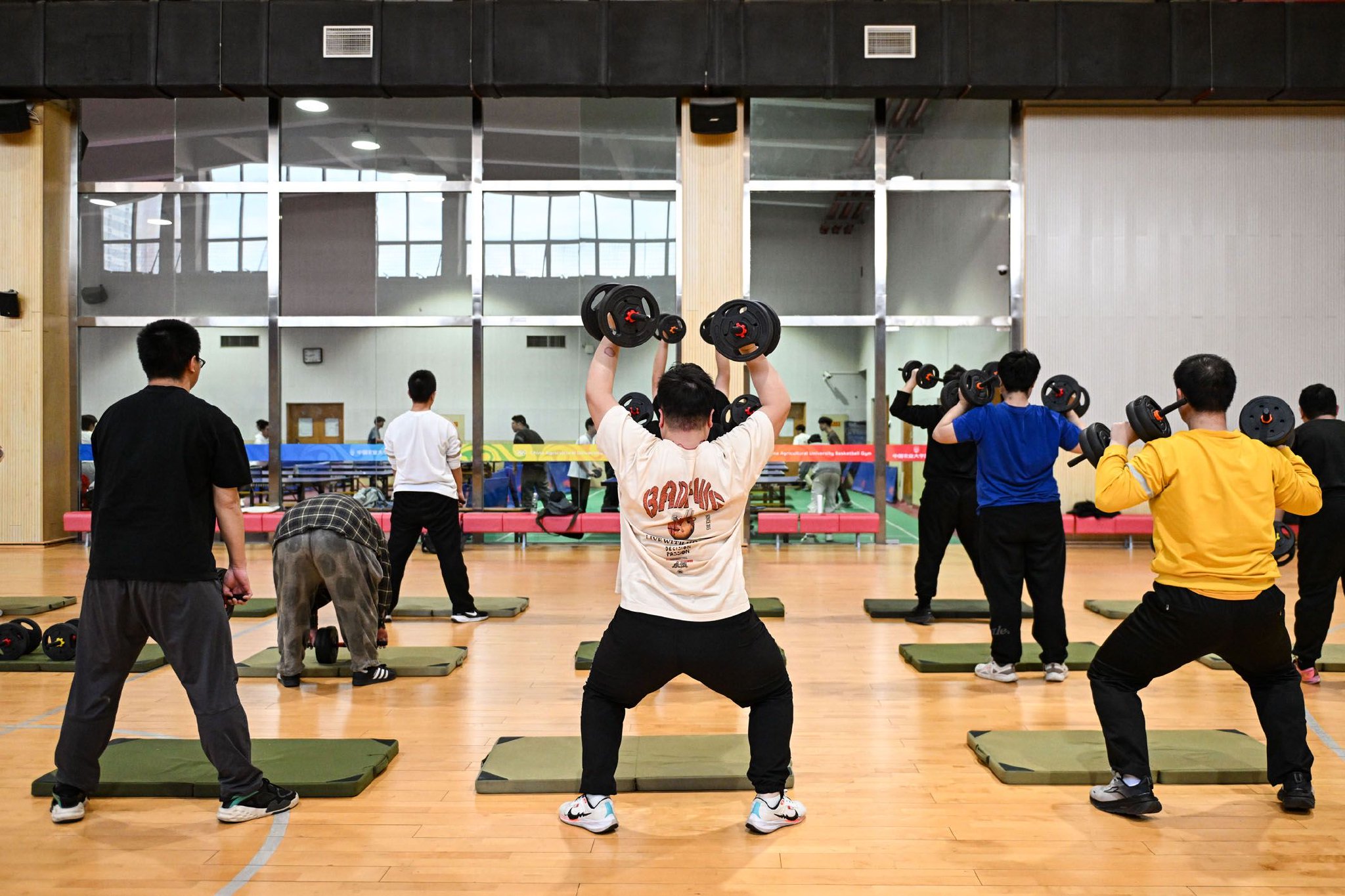 图为中国农业大学学生在减脂课上进行力量训练。　新华社记者　陈钟昊　摄