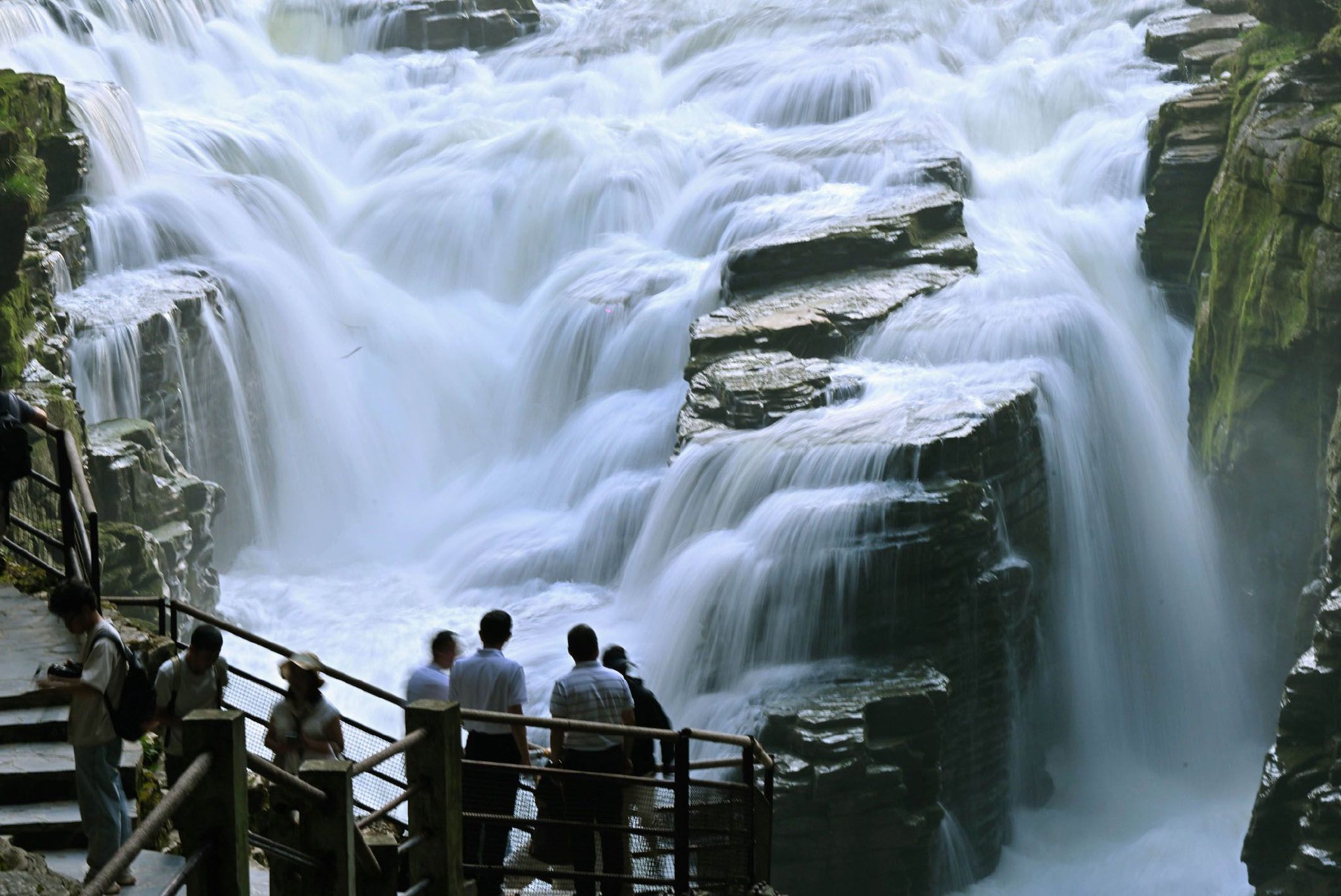 图为游客在利川市腾龙洞景区游览“卧龙吞江”自然奇观。资料照片