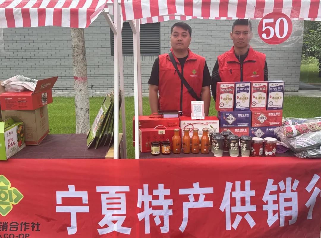 自治区供销社线下展销售卖红葱酱。