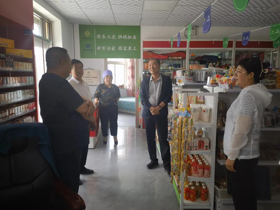 自治区政协委员，宁夏供销社党组书记、理事会主任曹学云（中）走访