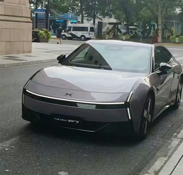 赛博未来感十足 全新小鹏P7实车曝光：首次亮灯了