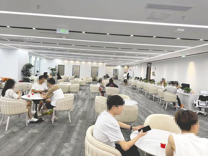 每经记者走访期间,一乡信贷中介公司内的征象。每经记者 刘嘉魁 摄