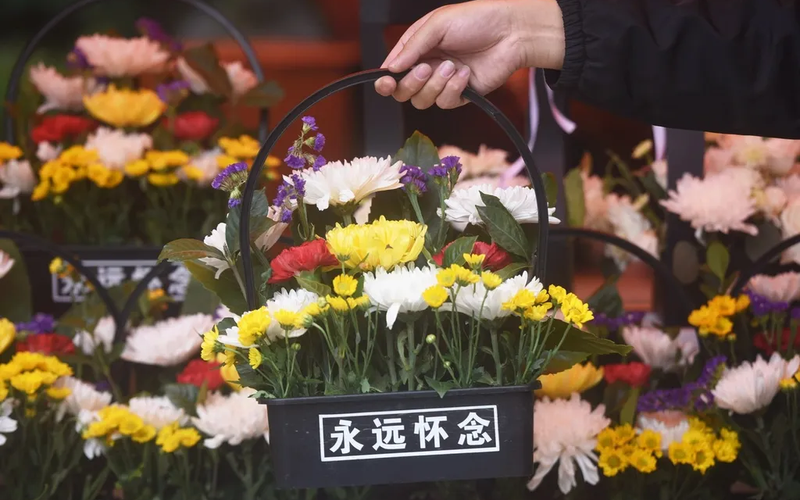 殡仪馆招播音生戏剧生，关键要公开透明 | 新京报快评