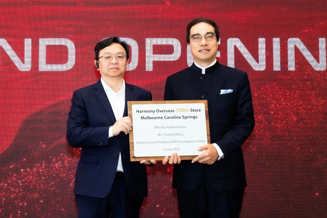 ▲ 王总向冯长革授予“和谐海外 100 家门店”铭牌