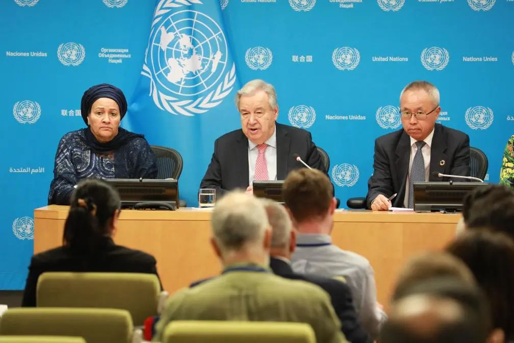 　7月14日，在位于纽约的联合国总部，联合国秘书长古特雷斯（中）在《2025年可持续发展目标报告》发布记者会上讲话。新华社记者 谢锷 摄