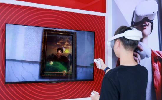 观众正在体验骁龙XR2平台赋能的沉浸式游戏互动