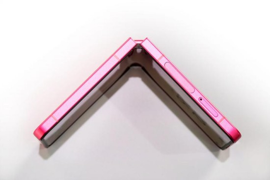 超薄精工装甲铰链可提供顺畅的折叠手感与可靠的耐用性