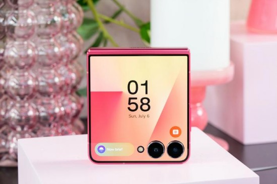 采用超窄边框设计的超大视野智能外屏