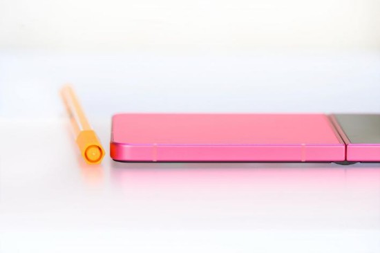 三星Galaxy Z Flip7在展开时的厚度仅为6.5毫米，旁边的笔为参照物