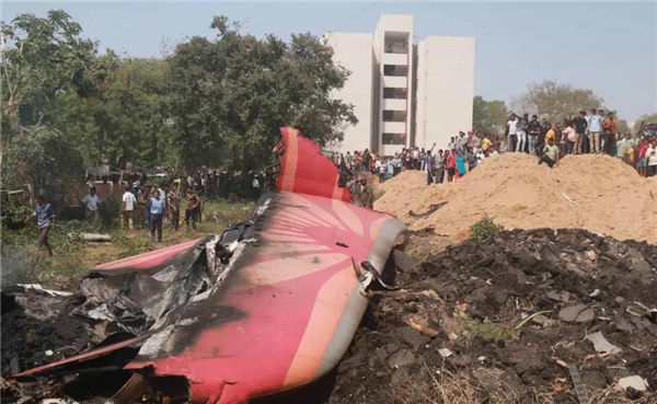 显示了黑盒印度乘客飞机的黑匣子的记录：船长