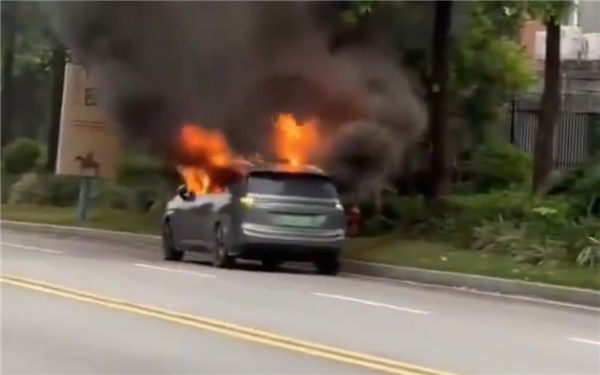 GAC AION路边火：出现了很多敞开的火焰和黑烟