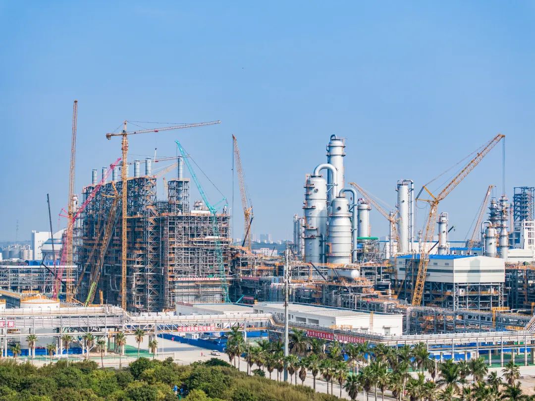 图为建设中的广西石化炼化一体化项目。王芳摄