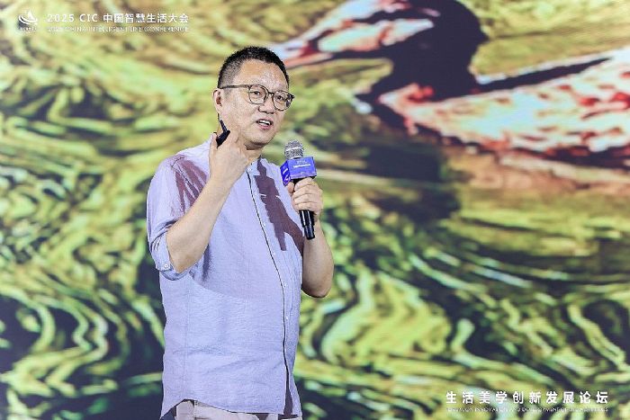 图：清华大学美术学院基础部主任 工业设计系教授 博士生导师 邱松