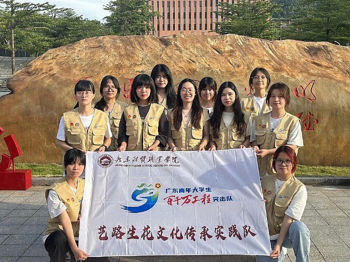 艺路生花注活力，青春力量助“百千万”——突击队龙船塘社区暑期实践暖情落幕