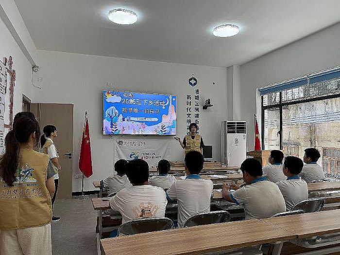 图为艺路生花文化传承实践队队员为社区儿童进行心理疏导