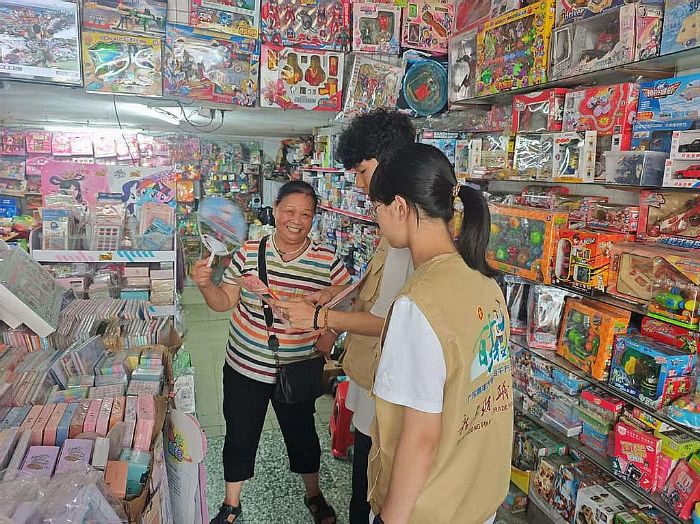 图为艺路生花文化传承实践队队员为居民讲解防火知识