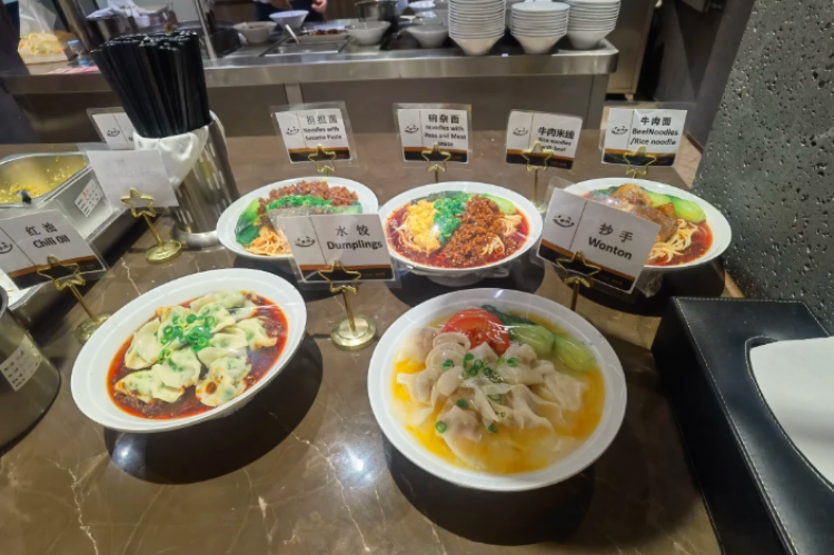 天府国际机场贵宾厅配备的餐食。  招商银行APP截图