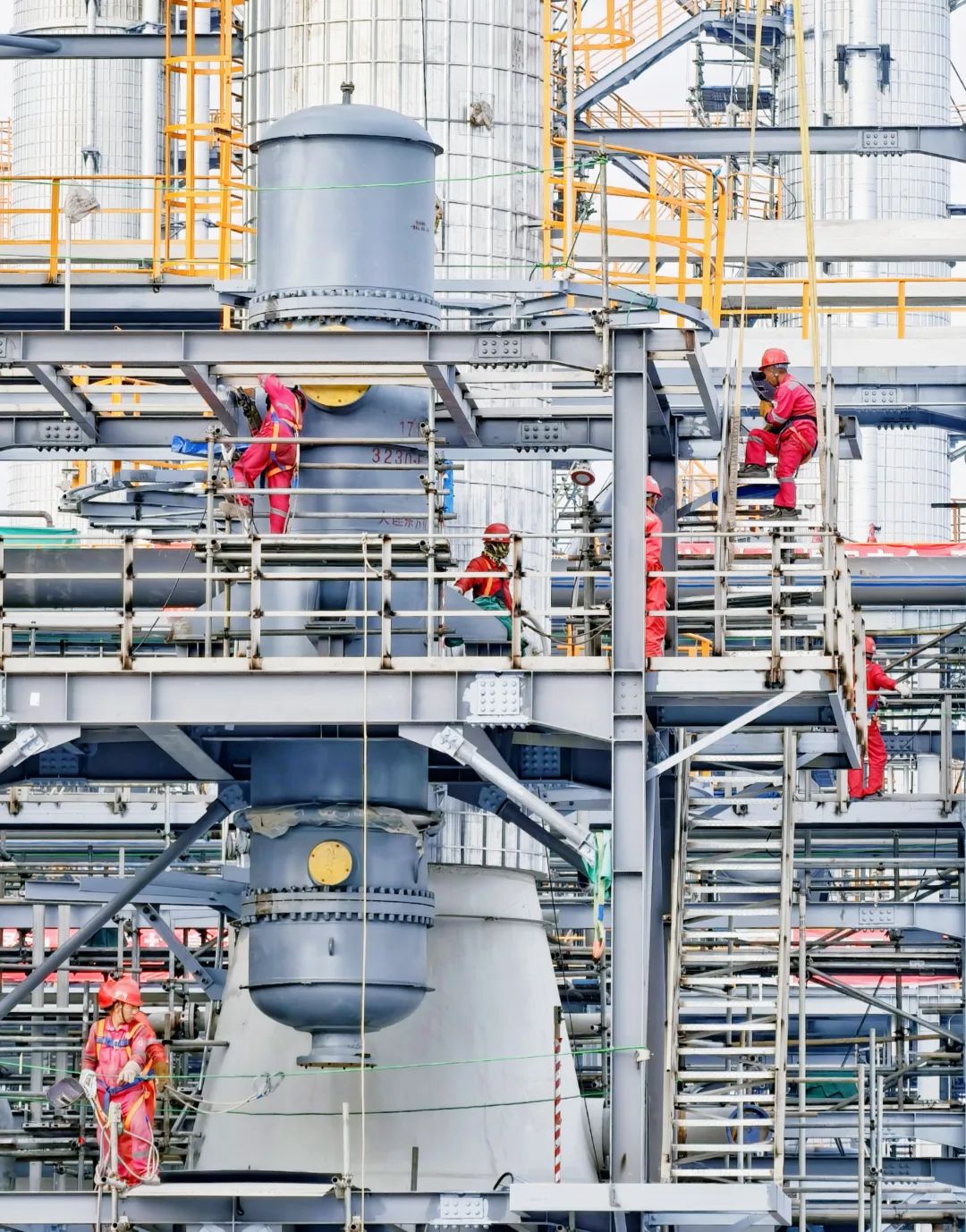 图为建设者正在施工。王芳摄