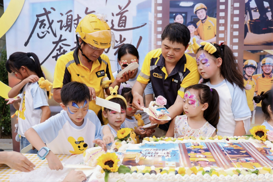 "717骑士节"期间美团在全国组织超6000场站点联欢活动,图为骑手怯子