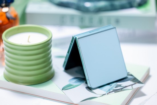 三星Galaxy Z Flip7：小巧机身之下是毫不妥协的硬核实力