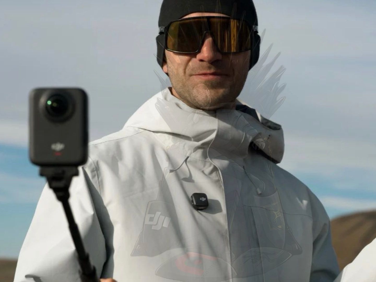 大疆首款 360 度全景相机 Osmo 360 新图曝光：搭配电池延长杆，满电拍摄 8K@30FPS 可达 180 分钟