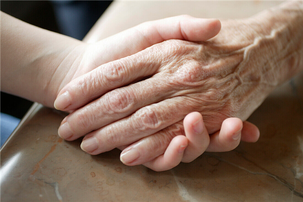 上海市民吐槽麦当劳成老年棋牌室：用餐的人没地坐