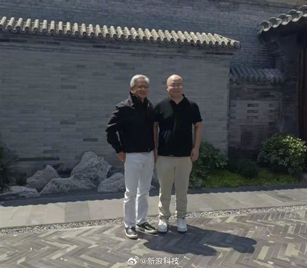 继雷军之后 黄仁勋“密会”MiniMax创始人 深度交流两小时 其开源模型曾登全球第二 继雷军之后 黄仁勋“密会”MiniMax创始人 深度交流两小时 其开源模型曾登全球第二