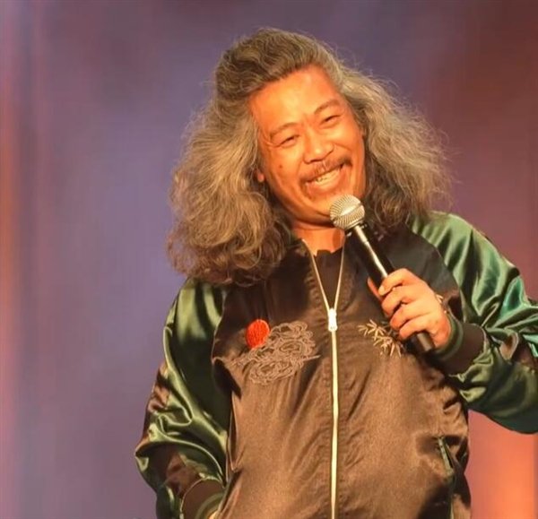 一位著名的中国演员从八楼收集手机：他只有4