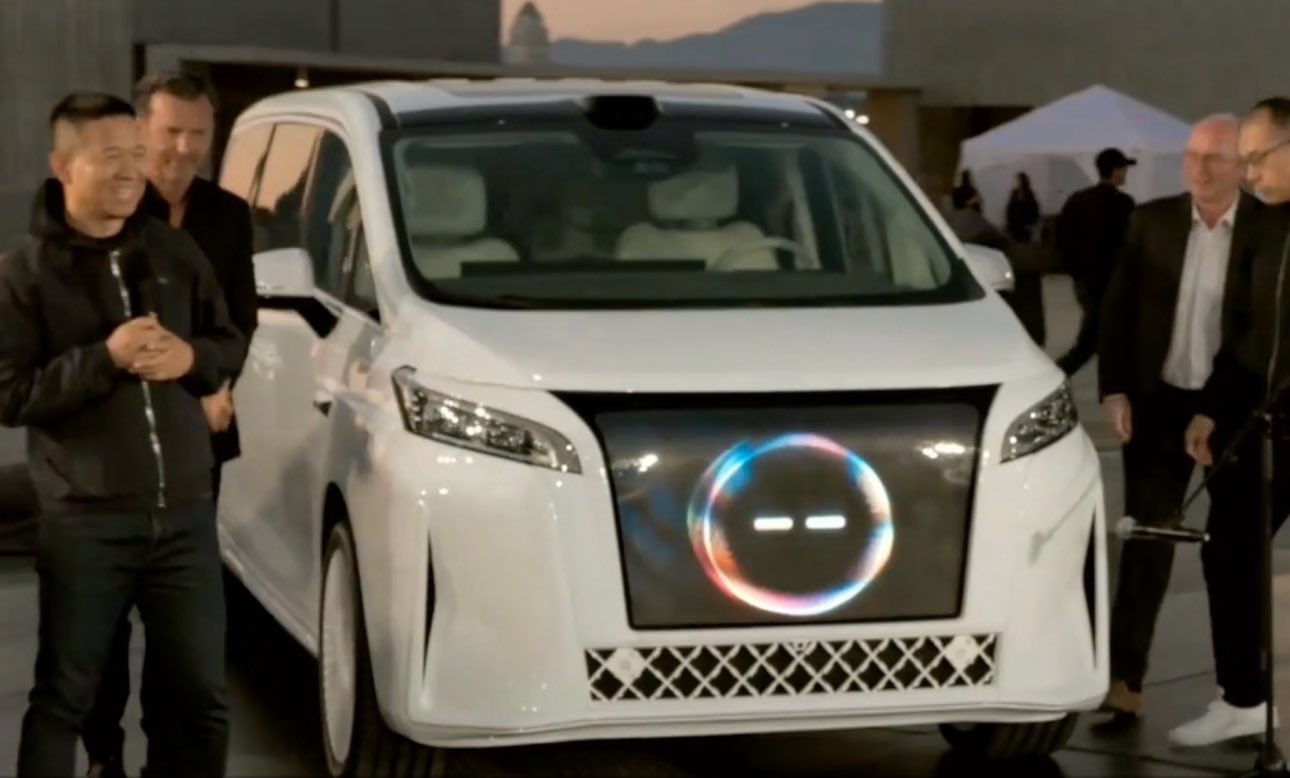 贾跃亭宣布法拉第未来 FX 首款纯电动中大型 MPV 车型 Super One 首发亮相并开启预订，前脸自带显示屏