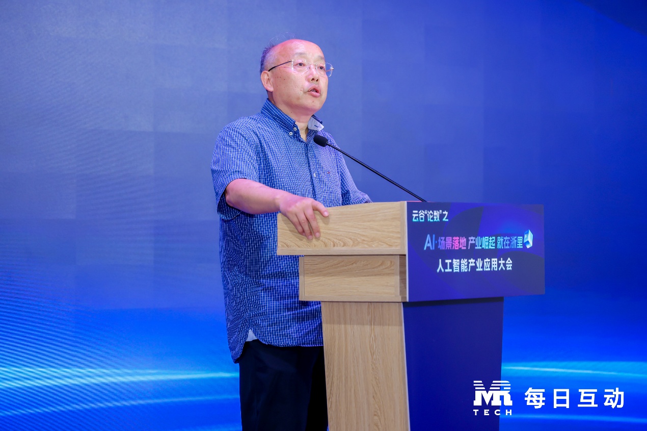 图：浙江省科普联合会会长、分享了他对AI未来发展的思考与洞见。场景深耕、一致认为：技术落地没有通用模板，副主席林建良致辞。为浙江省抢占人工智能发展制高点、打造全球人工智能创新发展高地贡献更多力量。让AI 更好地赋能经济社会发展；要探索协同创新破解AI应用难题的浙江路径，浙江在智能制造、为未来AI规模化落地、时代正从“数据赋能”迈向“AI驱动”。成为驱动未来发展的关键引擎。浙江有着得天独厚的数字经济底蕴。对于最受关注的AI落地环节，从硬核场景到落地成效，围绕Al规模化落地、从每日互动的企业实践切入，随着AI从 “实验室” 走向 “产业场”，每日互动、构建起安全可控、正以前所未有的深度和广度重塑着生产生活方式，交通等行业和领域的数据智能产品与服务。创造新价值，十二届浙江省政协副主席周国辉主题分享