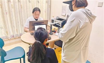 北京房山区北儿窦店儿童医院内，医生在基层版AI儿科医生的辅助下接诊患儿。巩 阳摄