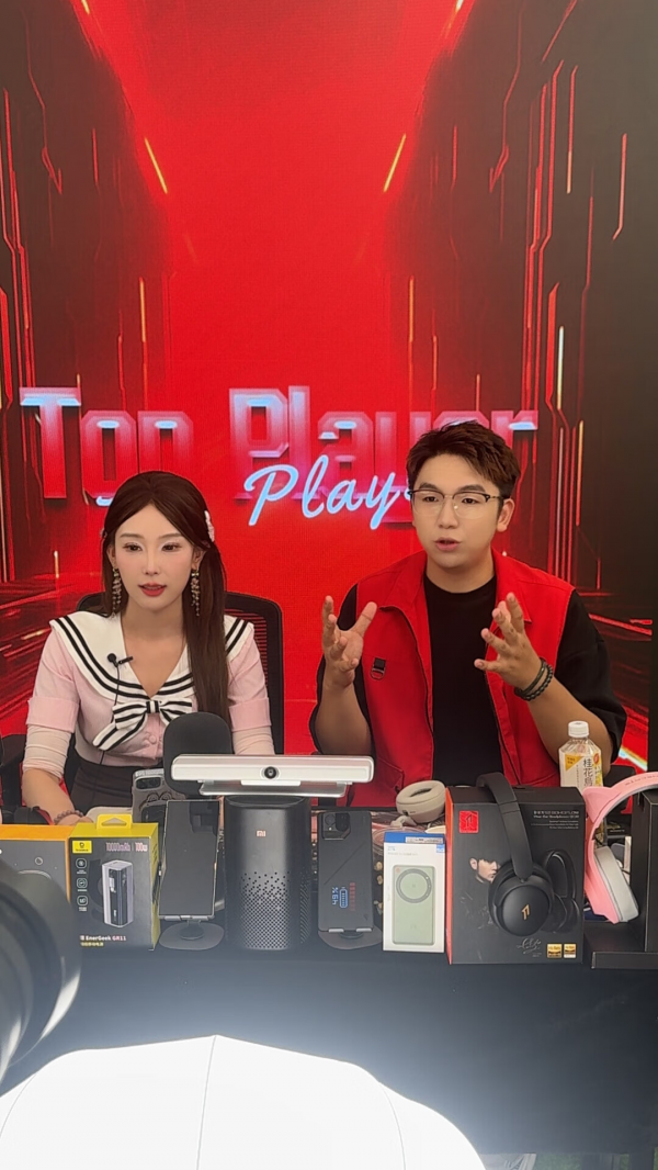 京东青春采销子淇（右）