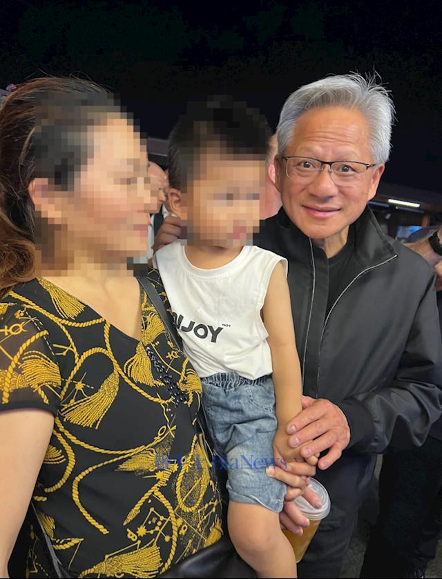 Huang Renxun夜间前往Shichahai：用皮肤夹克包裹，与