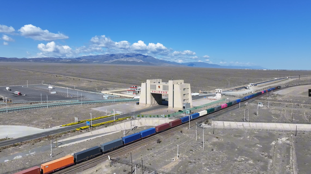 一列中欧班列驶出阿拉山口口岸.宋玉龙摄