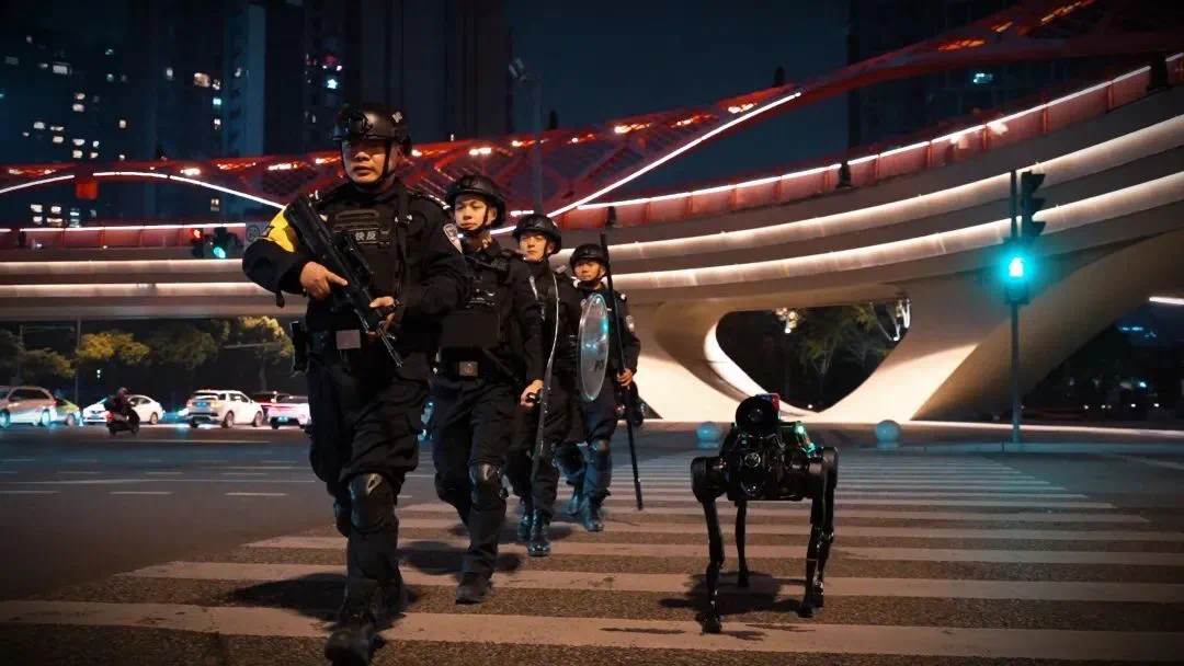 成都鼎桥参与巡防的机器狗