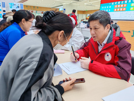 图:中国中西医结合学会副会长吕文良教授为群众义诊