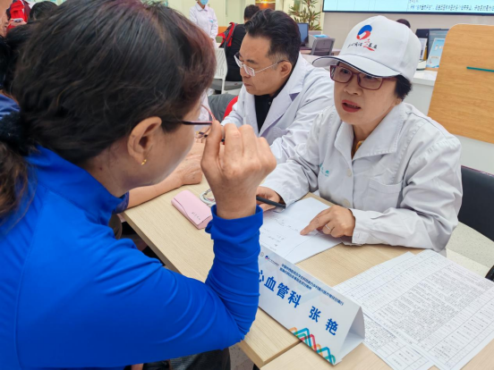图:辽宁中医药大学附属医院张艳教授为群众义诊