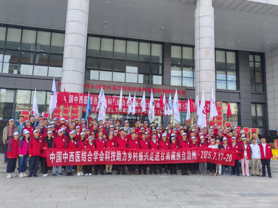 图：全体志愿者合影