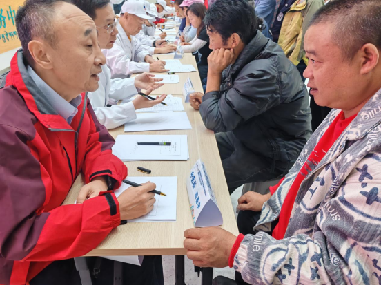 图:北京中医药大学深圳医院周春宇教授为群众义诊