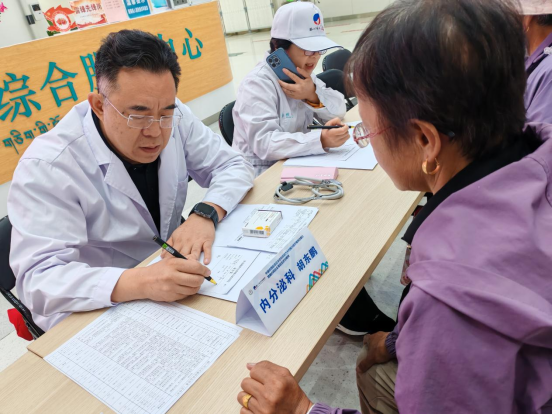 图:中国中医科学院广安门医院胡东鹏教授为群众义诊