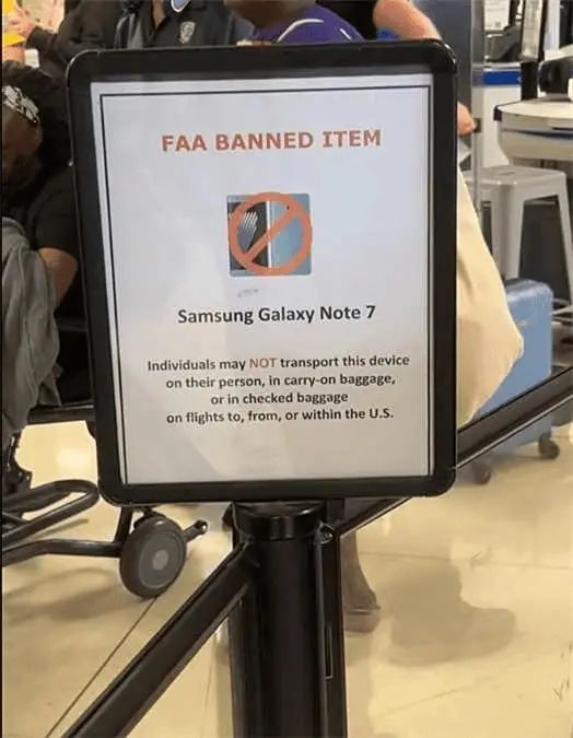 时隔9年，美国机场仍告示乘客禁止携带三星Galaxy Note 7手机，由于电池爆炸门事件，三星全球召回了约250万台|galaxy note ...