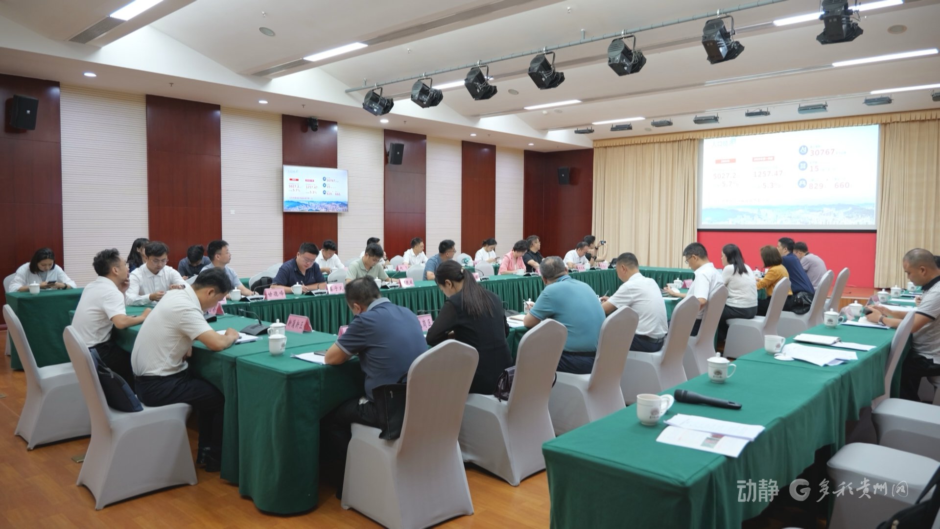 　　会上热烈交流，会下高效对接